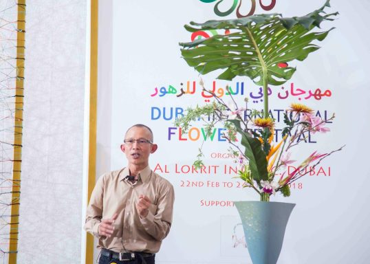 Démonstration d'ikebana au Dubai International Flower Festival  