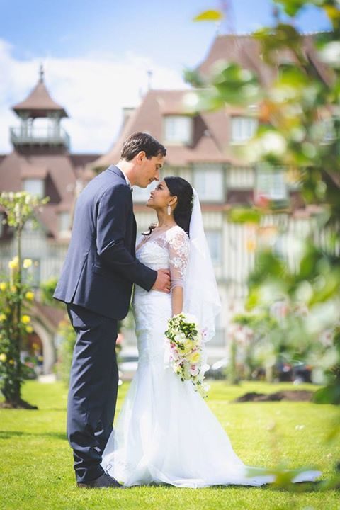 Créations florales pour votre mariage Couple de mariés se regardant lors de leur cérémonie de mariage
