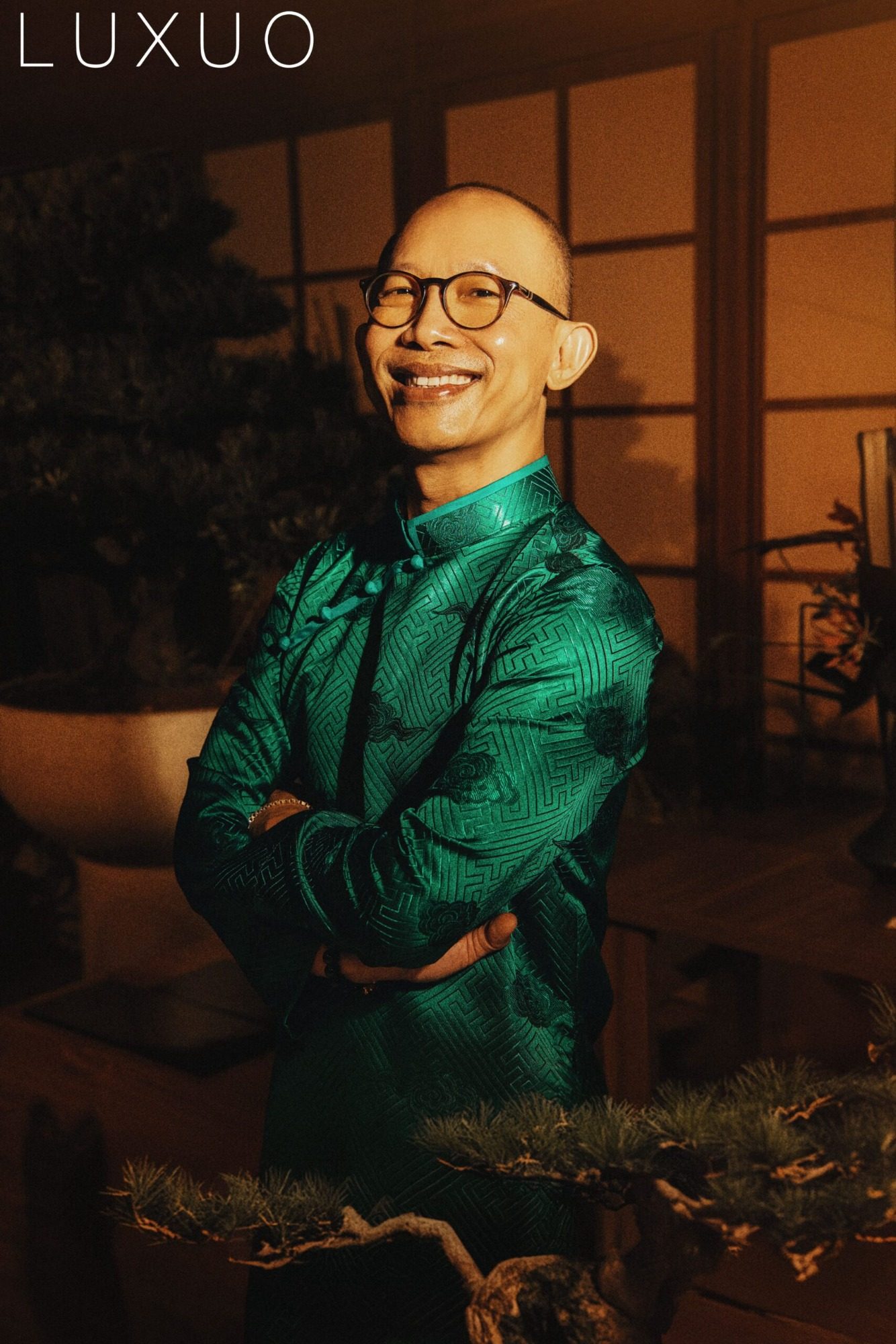 MAI VAN Thai Thomas - Luxuo Culture & Art MAI VAN Thai Thomas, professeur Ikenobo Kyoto Manako Tokyo. Portrait Ao Dai vert devant bonsai, interview Luxuo Culture Art