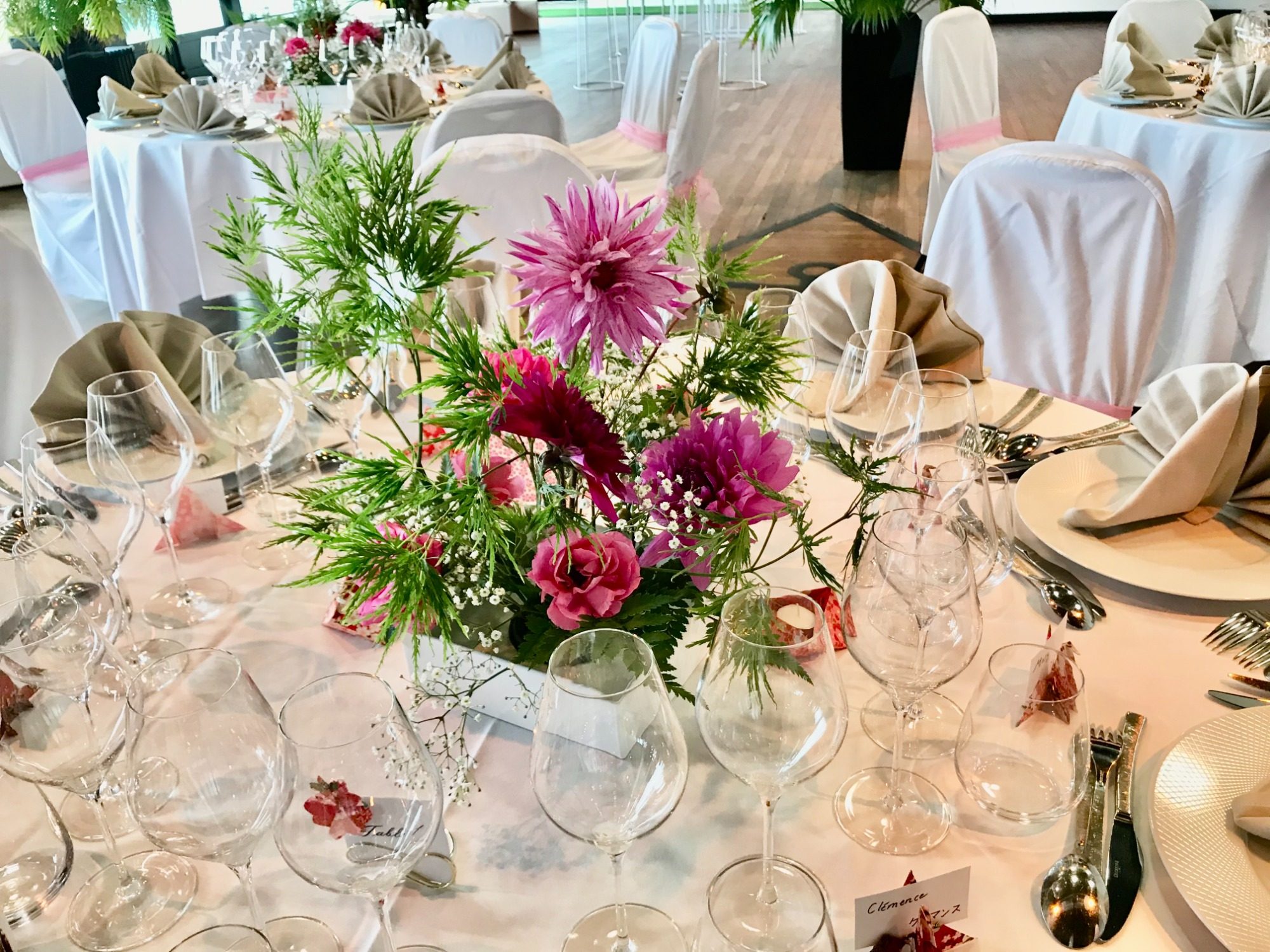 Composition florale mariage fuchsia chic et moderne Centre de table mariage Dahlias fuchsia gypsophile - Décoration florale table d'invités Maivan Floral Le Havre