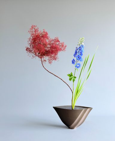 Shoka Shimputai Rouge Bleu - Maivan Floral Shoka Shimputai Ikenobo Kyoto par MAI VAN Thai Thomas, professeur certifié. Shoka moderne rouge bleu, vase géométrique Utsuwa.