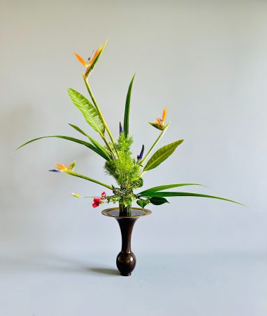 Rikka Shofutai - Maivan Floral Le Havre Composition ikebana Ikenobo style Rikka Shofutai avec Strelitzia dans un vase en bronze sur fond gris