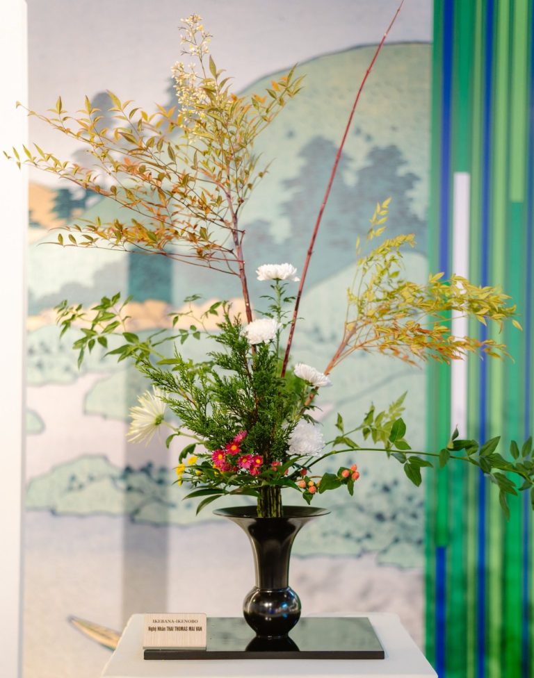 Composition Ikenobo Rikka Shofutai à Exposition Hosukai Composition ikebana Ikenobo exposée au Hosukai Ho Chi Minh ville Vietnam Arrangement vertical avec branche dorée, chrysanthème blanc.