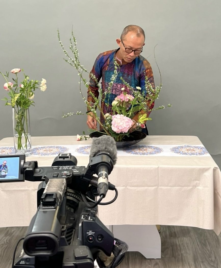 MAI VAN Thai Thomas artiste floral ikebana interview TV MAI VAN Thai Thomas ikebana filme camera TV