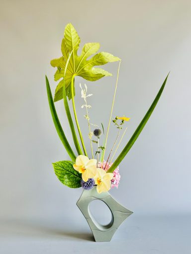 Ikebana contemporain Le Havre - Maivan Floral Composition ikebana contemporaine avec fleur jaune et feuillages dans un vase gris design