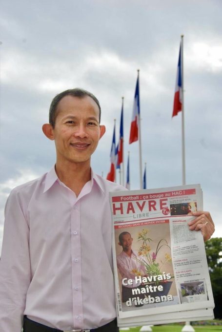 MAI VAN Thai Thomas professeur d'ikebana Ikenobo Le Havre Presse MAI VAN Thai Thomas, artiste floral ikebana, pose avec le journal Le Havre suite à un article de presse