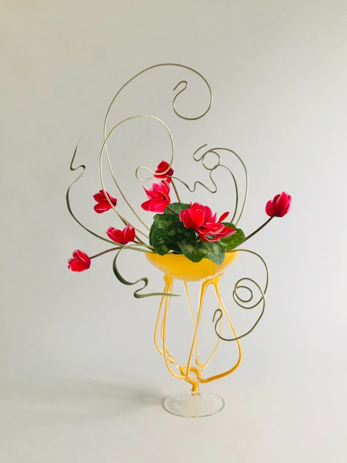 Composition florale moderne Maivan Floral Le Havre Art floral moderne rouge cyclamen vase jaune Le Havre Maivan Floral