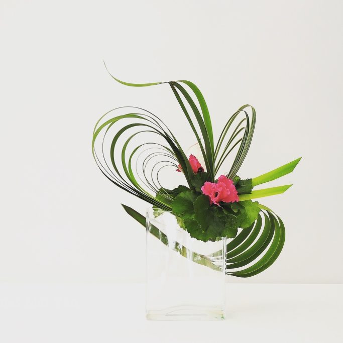 Art floral moderne Manako Maivan Floral Le Havre Art floral moderne Manako spirale vert fleurs rose Le Havre Maivan Floral